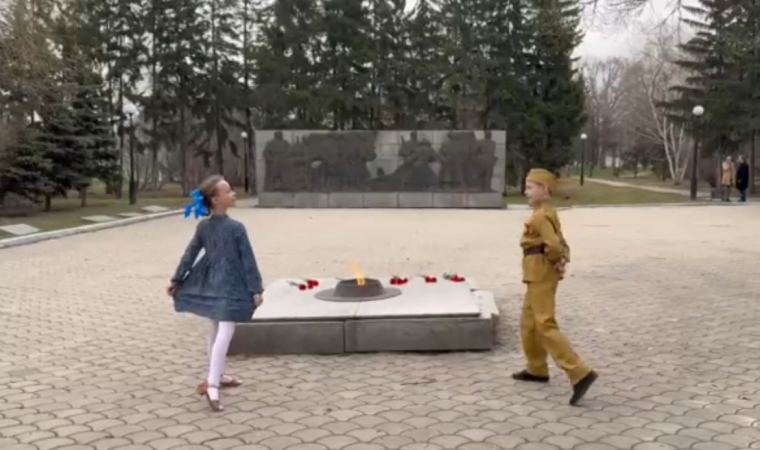 Танцевальный номер «Синий платочек».